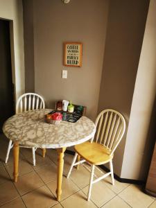 departamento cd juarez في سيوداد خواريز: طاولة وكراسي في غرفة مع طاولة وكراسي