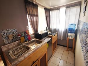 a small kitchen with a sink and a stove at departamento cd juarez in Ciudad Juárez