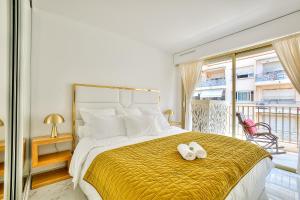 Giường trong phòng chung tại Luxury 4 Stars Apartment with 2 Terraces, Cannes Croisette +38 ảnh