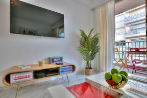 TV/trung tâm giải trí tại Luxury 4 Stars Apartment with 2 Terraces, Cannes Croisette