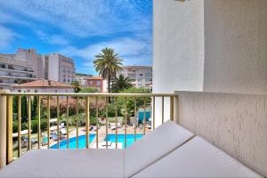 Hồ bơi trong/gần Luxury 4 Stars Apartment with 2 Terraces, Cannes Croisette