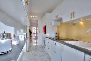 Nhà bếp/bếp nhỏ tại Luxury 4 Stars Apartment with 2 Terraces, Cannes Croisette