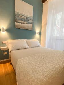 A bed or beds in a room at La Ripa Camere Vernazza - Stradivari Apartment