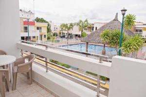 a view of the pool from the balcony of a resort at Casa vacacional a 5 min de la playa, 12 o más personas in Mazatlán +15 photos