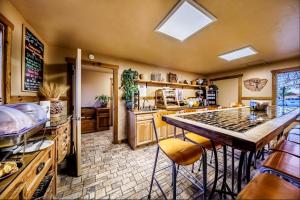 Stone Lizard Lodge في بلاندينغ: مطبخ مع كونتر وطاولة مع كراسي