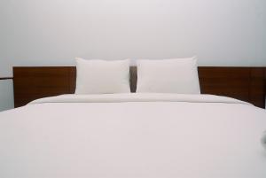 Postel nebo postele na pokoji v ubytování Cozy and Minimalist Studio Patraland Urbano Apartment near Bekasi Station By Travelio + 9 fotografií