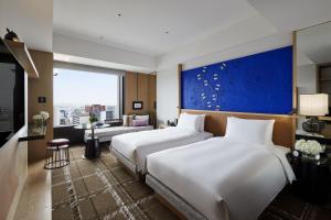 Postel nebo postele na pokoji v ubytování Hyatt Centric Kanazawa