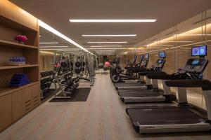 einen Fitnessraum mit einer Reihe von Laufbändern und Maschinen in der Unterkunft Crowne Plaza Fuzhou South, an IHG Hotel in Fuzhou