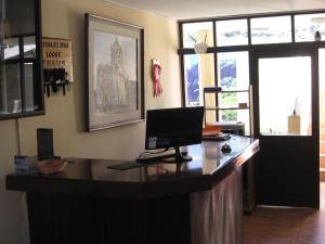 Una televisión o centro de entretenimiento en La Posada del Conde Lodge