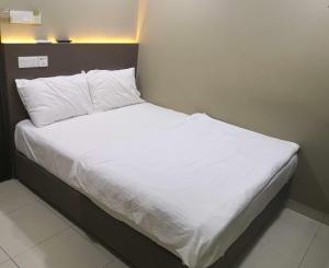 Cama ou camas em um quarto em Tropika Garden Hotel
