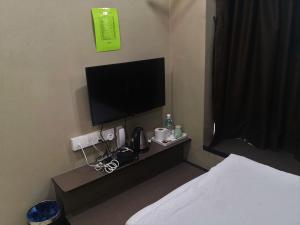 TV a/nebo společenská místnost v ubytování Tropika Garden Hotel Kulai