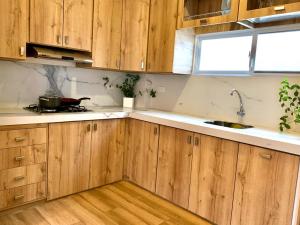 O bucătărie sau chicinetă la Villa Gloria