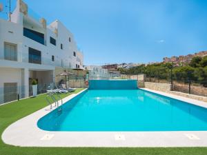 una piscina sul tetto di un edificio di Mar y Sol a Gran Alacant