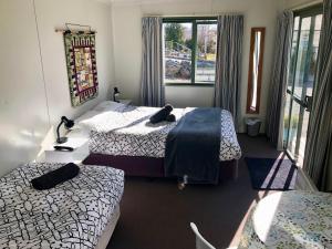 Giường trong phòng chung tại Tailor Made Tekapo Accommodation - Guesthouse & Hostel