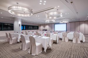 a conference room with white tables and chairs at ANA Crowne Plaza Kanazawa by IHG in Kanazawa