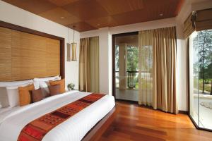 Mövenpick Resort Bangtao Beach Phuket客房内的一张或多张床位