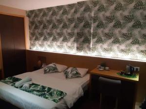 מיטה או מיטות בחדר ב-Grandeur Hotel And Spa