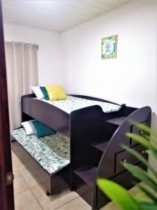 een slaapkamer met een stapelbed en een bank bij Kubo Apartment Private 2 Bedrooms 5 mins SJO Airport with AC in Alajuela