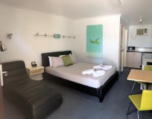 
A bed or beds in a room at Carnarvon Gateway Motel
