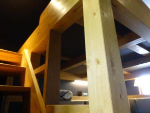 a wooden ladder in a bunk bed at Oimatsuen in Saku