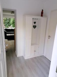 um quarto com um armário branco com um coração em House of Grimm em Hamburgo