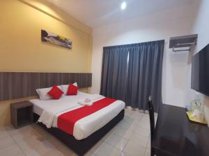 スレンバンにあるHotel Ideal Senawangのベッドルーム1室(大型ベッド1台、赤い枕付)