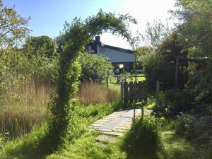 Ein Garten an der Unterkunft Ferien am Biotop