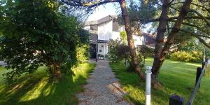 Ein Garten an der Unterkunft Ferien am Biotop