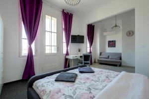 1 dormitorio con 1 cama grande y cortinas moradas en Hostel Musala, en Varna