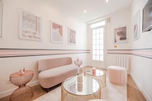 sala de estar con sofá y mesa en Beautiful Apartments in le "Haut Marais", en París