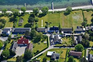 uma vista aérea de uma pequena aldeia com casas em Sea view house all year - renovated 2024 em Frørup
