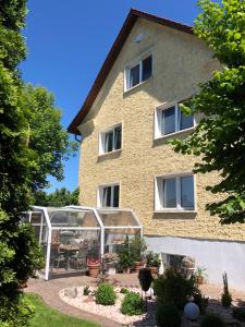 een huis met een patio ervoor bij Pension Haus Bielke in Berlijn