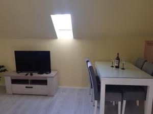TV a/nebo společenská místnost v ubytování Mirella rooms