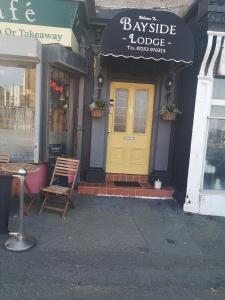 una puerta amarilla en la parte delantera de un edificio en Bayside lodge, en Blackpool
