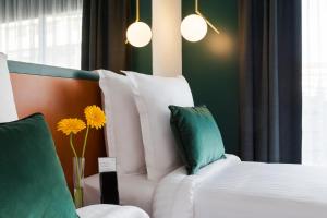 Postel nebo postele na pokoji v ubytování Nehô Suites Cannes Croisette