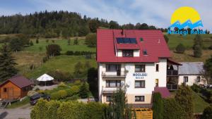 hotel z czerwonym dachem i górą w obiekcie Noclegi Relax w Zwardoniu +20 zdjęć