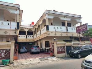 Bangunan di mana terletaknya hotel +14 gambar