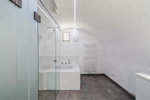 A bathroom at Smile Apartments zum Goldenen Strauß