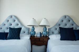 A bed or beds in a room at Tom Blake House