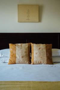 A bed or beds in a room at Tom Blake House