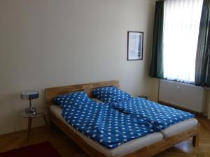 Postel nebo postele na pokoji v ubytování Schiller Apartments Fabrikantenwohnung