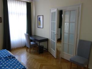 Postel nebo postele na pokoji v ubytování Schiller Apartments Fabrikantenwohnung