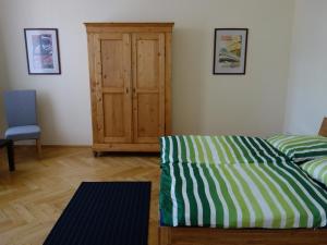 Postel nebo postele na pokoji v ubytování Schiller Apartments Fabrikantenwohnung