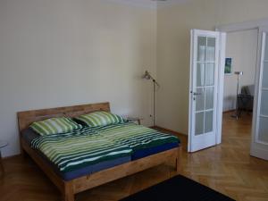 Postel nebo postele na pokoji v ubytování Schiller Apartments Fabrikantenwohnung