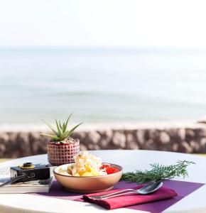 einen Tisch mit einer Schale Obst und einer Kamera in der Unterkunft The BARAI by Hyatt in Hua Hin