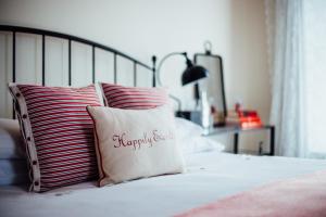 A bed or beds in a room at Tom Blake House