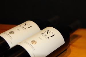 Yinchuan Xifujing Hotel في ينشوان: زجاجة من النبيذ موضوعة على طاولة