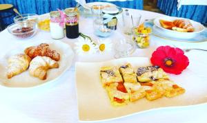 een witte tafel met borden voedsel erop bij Hotel Paradise in Fano