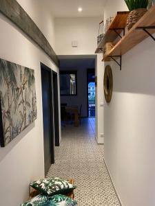 a hallway leading to a living room with a table at Villa des Chardons in Yport