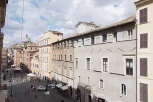 vista su una strada della città con edifici di Al Portico d'Ottavia a Roma